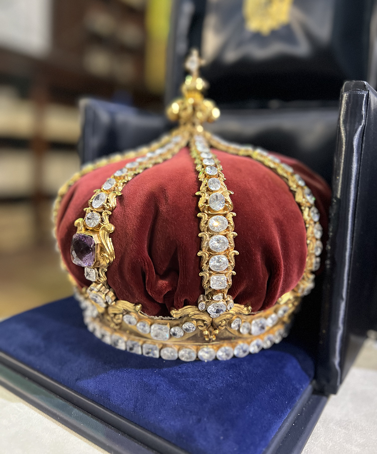 La corona riprodotta, in esposizione all'archivio di Stato di Napoli